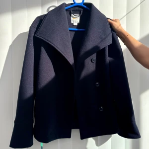 Mörkblå kort kappa från Gina Tricot - Superfin mörkblå kappa från Gina Tricot, helt slutsåld på hemsidan 😍 Stl 158/164 men passar XS - S beroende på hur man vill att den ska sitta. Knappt använd då den är lite för stor på mig