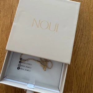 Armband  - Snyggt och stilrent Rope 2mm armband från Noui i guldton. Armbandet har en tvinnad design som ger en cool och modern känsla. Perfekt accessoar för att lyfta din outfit med en touch av elegans. Vattentålig och allergifri! Helt ny.