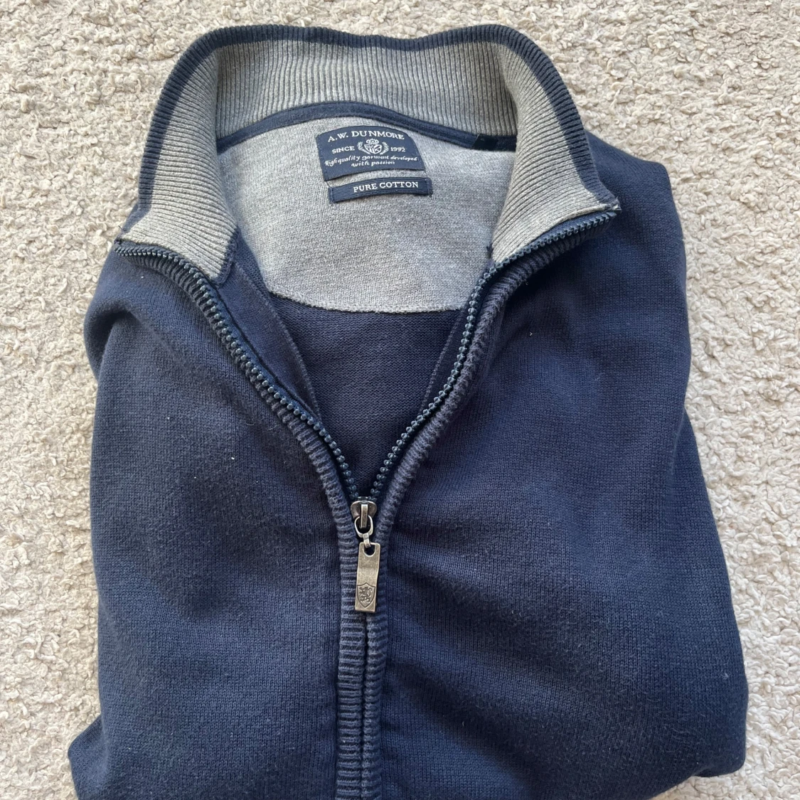 Mörkblå kofta från A.W. Dunmore