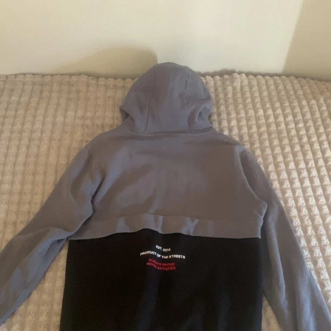 Grå och svart hoodie från Hoodrich - 1