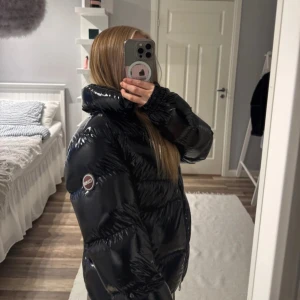 Colmar Dunjacka - Säljer min Colmar jacka då jag är sugen på nått annat. Jackan är endast använd i cirka 1 månad och är i nyskick utan defekter. Jackan är köpt på NK och tags och kvitto finns kvar och nypris på den ligger på runt 5000kr