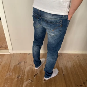 Dondup Jeans - Skick 10/10! Storlek w33 och modellen är 180cm. Nypris:4000! Vårt pris endast: 899kr! Kontakta gärna vid frågor🙌