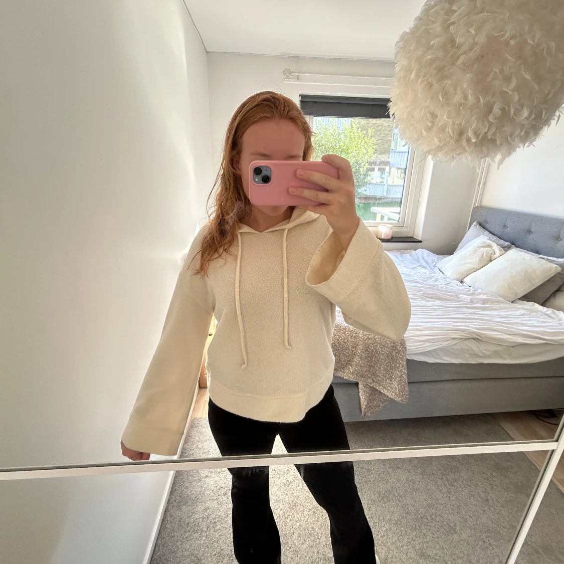 Krämvit hoodie från Pieces