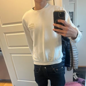 Vit sweatshirt med tryck - Vit sweatshirt från h&m med ett snyggt tryck i beige på både bröstet och ryggen. Klassisk rund halsringning. Perfekt för dig som gillar stilrena och unika prints.