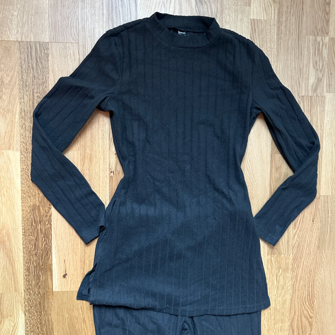 Svart ribbat co-ord med långärmad topp med slits o matchande byxor