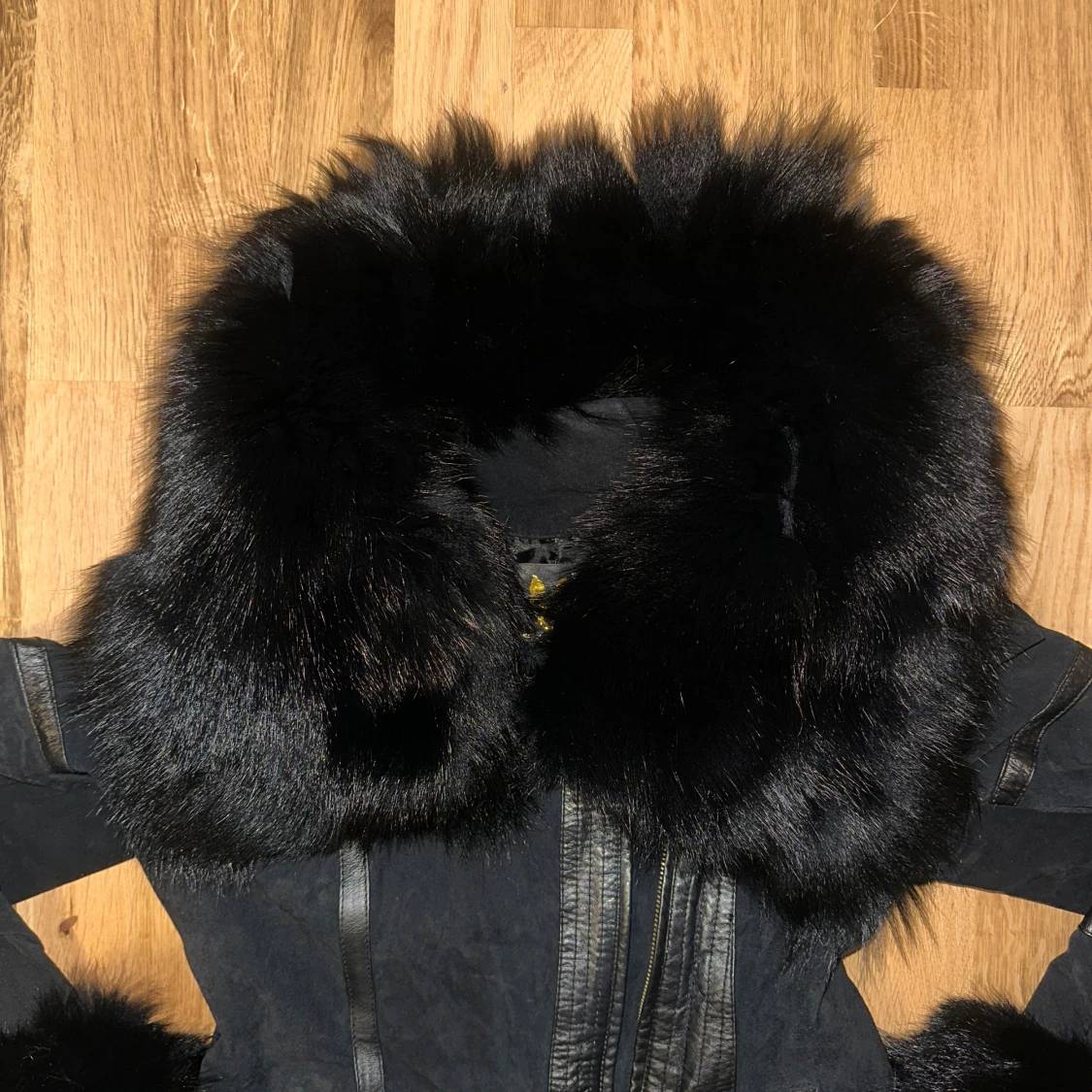 Svart pälsjacka med stora detaljer - 1