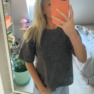 Stickad tröja gina - As snygg kortärmad stickad tröja från Gina!!