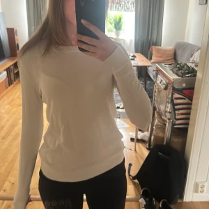 Vit stickad tröja från 157 - Säljer denna tunna stickade tröjan från Lager 157 då jag inte finner användning av det💛bra skick och använd bara några gånger😊