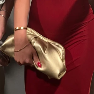 Guldig clutch - Jätte fina och rymlig clutch. Perfekt till Balen eller andra fina tillfällen!! Mina bilder🫶🏼🫶🏼