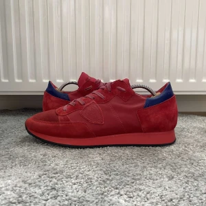 Phillipe model skor - Feta skor från Philippe Model med detaljer i mocka och skinn. Skorna är i ett mycket fint skick och passar perfekt till streetwear. Skorna är i storlek 44 och nypriset är cirka 2800 kr! Hoppas du blir nöjd, SBstyle!
