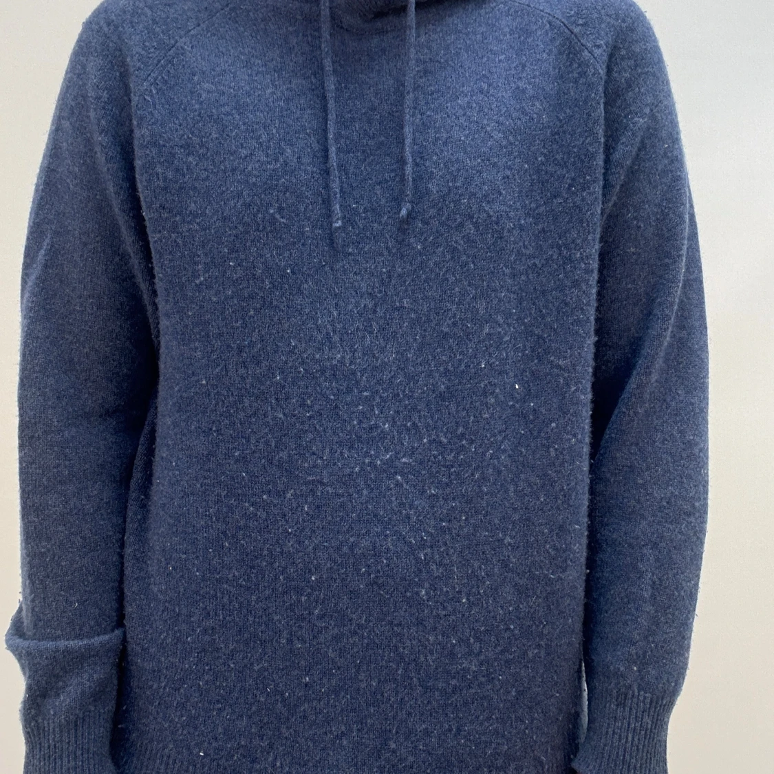 Soft goat Blå stickad hoodie med snörning