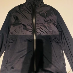 Svart snygg J lindeberg vindjack - En otroligt snygg J lindeberg jacka som är knappt använd