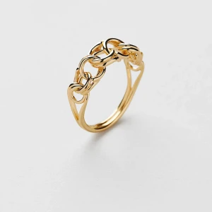 Guldring i kedjedesign från Safira - Snygg guldfärgad ring från Safira med trendig kedjedesign. Ringen är tillverkad i 925 silver och pläterad med guld, vilket ger en lyxig känsla. Perfekt accessoar för att lyfta din stil med en cool och modern touch.