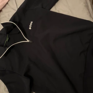 Svart half zip tröja från BOSS - Mörkblå half zipper från BOSS knappt använd och väldigt snygg. ÄKTA