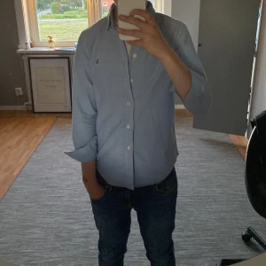 Ljusblå skjorta från Ralph Lauren - Säljer en klassisk ljusblå skjorta från Ralph Lauren med broderad logga på bröstet. Skjortan är i väldigt bra skick med inga skador, hör av er vid frågor 😀