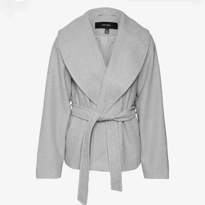 Ljusgrå omlottjacka från Vero Moda - Ljusgrå kappa från Vero moda. Säljer för 550 kr. Skriv för mer info.