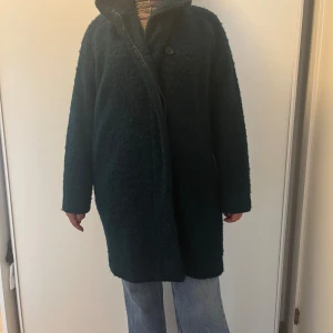 Mörkgrön ullkappa från Samsøe Samsøe - Samsøe Samsøe, mörkgrön lurvig ullrock, Hoff, small. Perfekt kalla dagar, knappt använd.