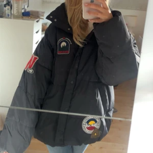 Vinter jacka  - Sött jacka med märken på! Jätte mysig, passar perfekt till vintern! Använt 1 gång