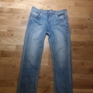 Ljusblå jeans ifrån kappahl - Snygga ljusblå relaxed jeans från Kappahl i storlek 158/164, Har använts 1 gång och tyckte inte om dessa och kändes som ett önördigt köp. 