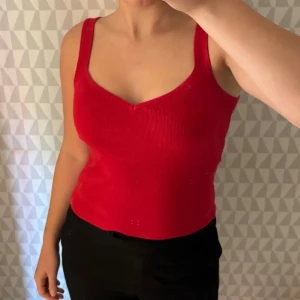 Röd ribbad linnetopp med v-ringning - Säljer en röd ribbad linnetopp med v-ringning och breda axelband. Märket är Piazza Italia, storlek M och fint skick!🤗