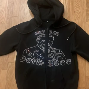 Rhine Stone Hoodie - En snygg rhine stone hoodie som jag inte använder längre. Den är skön och i väldigt bra skick och bara använd några gånger! Om ni har frågor, skriv dom. I storlek XS