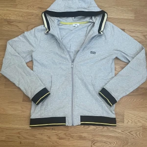 Grå hugo boss zip tröja - en grå zip hoodie/tröja från hugo boss. Passar till många outfits. Intresserad? skriv privat, pris kan diskuteras