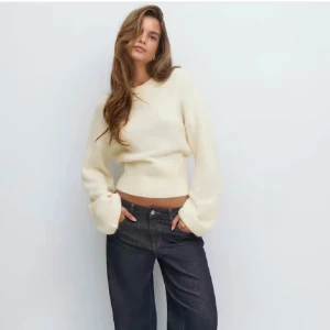 Ljusbeige stickad tröja från Gina Tricot - Vit stickad tröja från Gina Tricot. Aldrig använd prislapp kvar. 