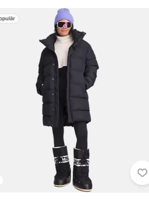 Svart vinterjacka - Säljer en svart vinterjacka från stadium  Jackan har huva med dragsko, hög krage och stängs med dragkedja och tryckknappar. Den är vadderad och har en oversized look jackan är helt ny med prislapp på jackan är köpt för 2399kr