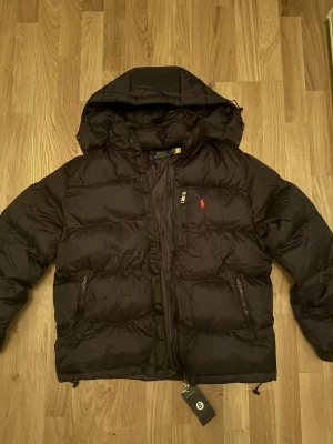 Polo ralph lauren jacka - Nästan helt sprillans ny ralph lauren jacka! Parfekt nu när det är vinter. Inga defekter. Hör av vid minsta fundering!