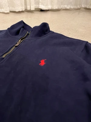 Ralph Lauren halvzip - Fin halv zip ifrån Ralph lauren i mycket bra material. Hör av dig vid frågor!