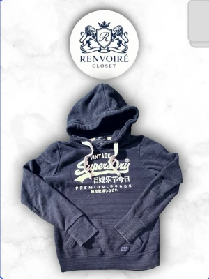 Superdry Hoodie - Riktigt fet superdry hoodie i snygg marin färg och fint skick, den passar någon 165-175