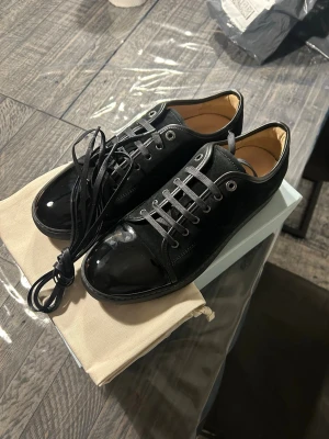 Lanvin Cap Toe - helsvarta - - helt nya, allt ingår som box, snören och dustbags. Storlek 44 (uk 10)