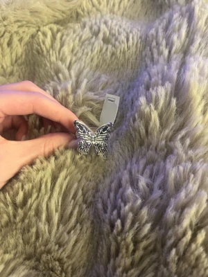 Ring med fjäril - Jättefin fjäril ring ifrån glitter. Tyvärr lite för stor för mig därför jag säljer, har endast testad och lappen sitter kvar.                                                            Skriv gärna vid frågor🤍
