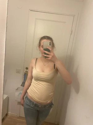 Beiget linne - Säljer detta beiga linne i mycket bra skick från Primark i strlk S. Kontakta mig vid frågor🥰