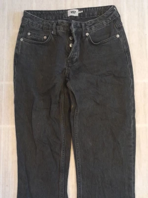 Svarta jeans från 157 - Säljer ett par svarta jeans från 157 i modell icon med klassisk femficksdesign och knappgylf. Jeansen har hög midja och är tillverkade i ett slitstarkt bomullstyg. Perfekta till sneakers eller boots för en clean look. !!endast swish +frakt!!