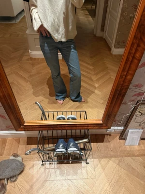 Blå bootcut jeans med normal passform - Supersnygga vintage  blåa bootcut jeans med låg midja