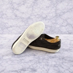 Lanvin skor - Snygga bruna sneakers från Lanvin i mocka. Toecapen är inte i topp skick och så är några delar av skorna trasiga som ni kan se på bild 4 och där av priset. Annars är dem i väldigt bra skick och de har inga invändiga defekter. Skick 6/10. Hör av er om ni har frågor eller funderingar❕