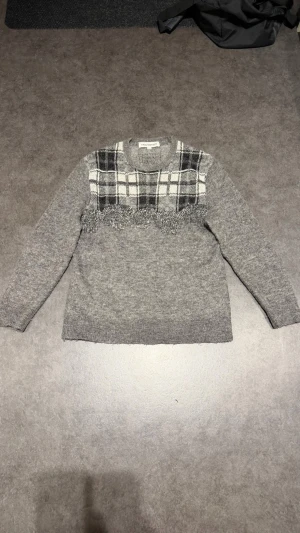 Grå rutig stickad tröja Neil Barrett - Säljer en grå stickad tröja från Neil Barrett. Bra pris och okej skick, skicka bud!