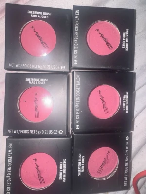 MAC Sheertone Blush rosa - Säljer sex stycken MAC Sheertone Blush i en snygg rosa nyans. Kommer i original svart förpackning med genomskinligt fönster och MAC-logga. Varje dosa innehåller 6g puderrouge som ger en naturlig och fräsch look till kinderna. I färgen peachykeeyn jag säljer en för 180 och alla för 1000