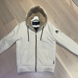 Moose knuckles bunny - Riktigt fet moose knuckles kofta. Köpt på room 1006 i Emporia Malmö. Passar perfekt nu till vinter och håller dig varm med päls som går och knäppa bort när de blir varmare. Hör gärna av er vid frågor👍