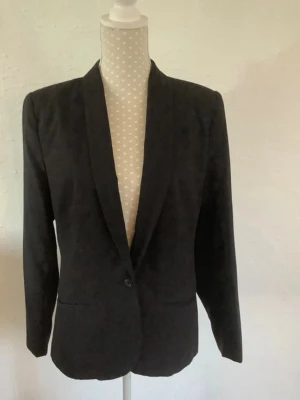 Svart kavaj  - Super din kavaj i super fint skick, storlek 42