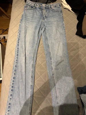 Ljusblå raka jeans från STR - Ljusblå jeans från STR med klassisk femficksdesign och raka ben. Jeansen har en snygg tvättad look och normal passform. Tillverkade i slitstarkt bomullsmaterial och perfekta för en avslappnad stil.