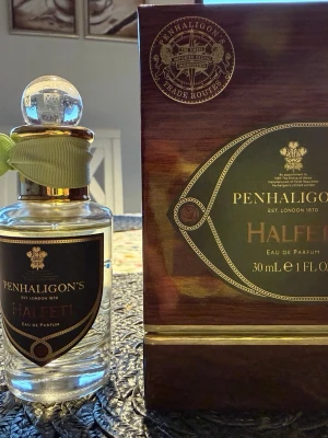 Penhaligon's Halfeti EdP 30 ml - Hej!  Säljer min Penhaligon's Halfeti Eau de Parfum i en elegant 30 ml flaska. En exklusiv doft från Londons klassiska parfymhus, perfekt för dig som vill sticka ut med stil och karaktär.