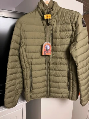 Parajumpers GRÖN UGO - KILLE - Parajumpers-UGO. Perfekt vår/höst jacka i mycket bra skicka; inkluderas med både prislapp och kvitto. Storleken är 176 men sitter som en S/M. Tveka inte på att höra av dig vid frågar!