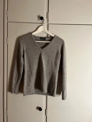 V ringad cashmere tröja  - Jag säljer en v ringad cashmere tröja i storlek xs. Inte använd alls och inte alls sliten 