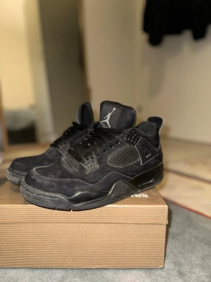Jordan 4 black cats - Det Stiliga och snygga skor som söker nya ägare då jag knappast använder dessa längre. En tvätt så är de som nya igen! Dock en nackdel är att en liten del av nätet på ena skon har tappat några ”trådar” bild kan skickas om önskas, annars helt fria från några större skavanker!