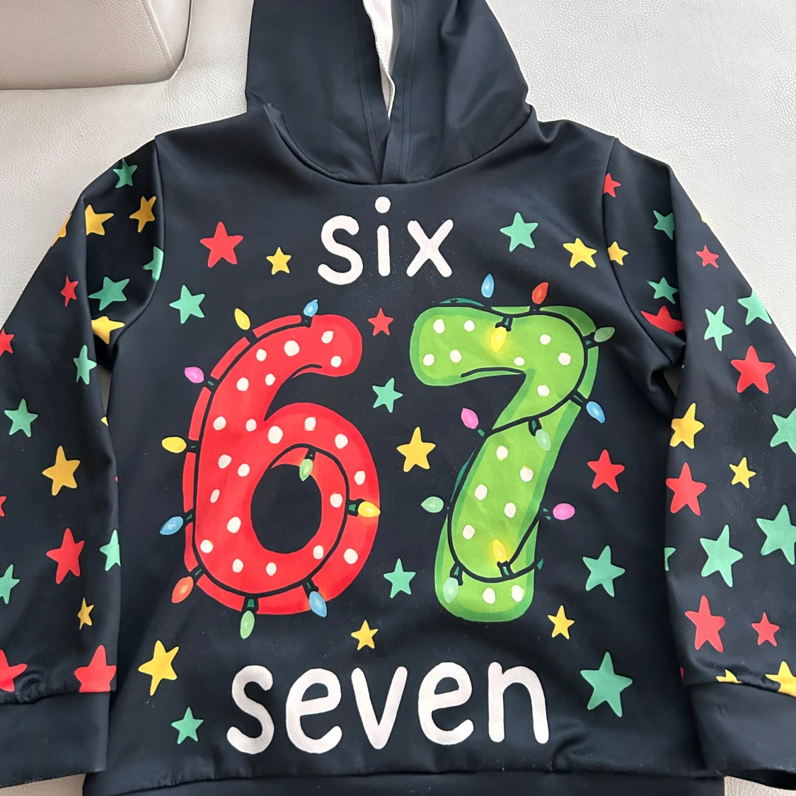 Säljer en hoodie i syntetisk trikå (polyester).Mjuk, stretchig och snabbtorkande