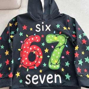 Säljer en hoodie i syntetisk trikå (polyester).Mjuk, stretchig och snabbtorkande - Säljer en hoodie i syntetisk trikå (polyester). Mjuk, stretchig och snabbtorkande stl  6-9 år