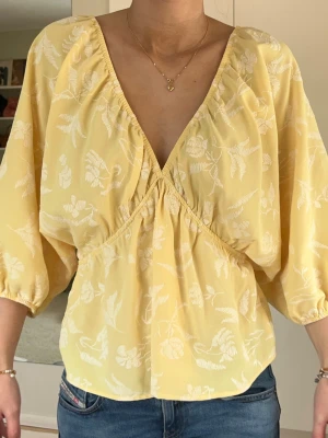 Gul blus - Superfin gul blus använd en gång 💕💕