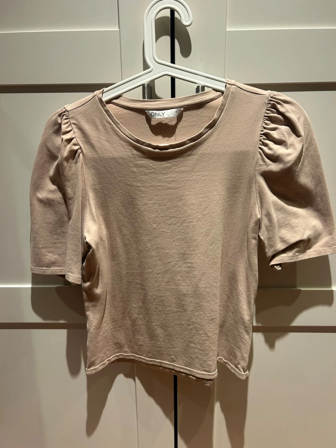 Beige topp med puffärm från ONLY